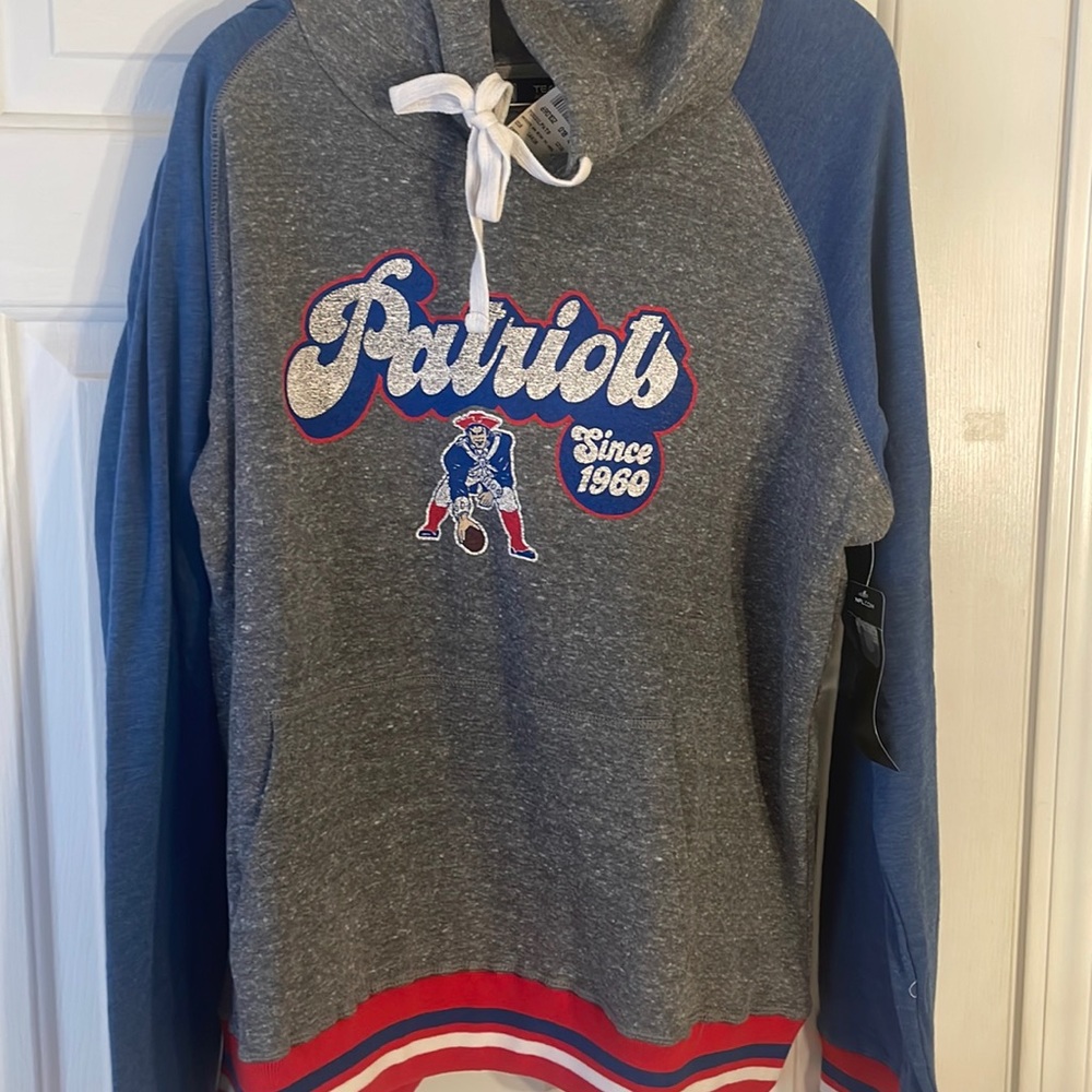NEW! XL New England Patriots Women’s RETRO Tri-Color Hoodie.